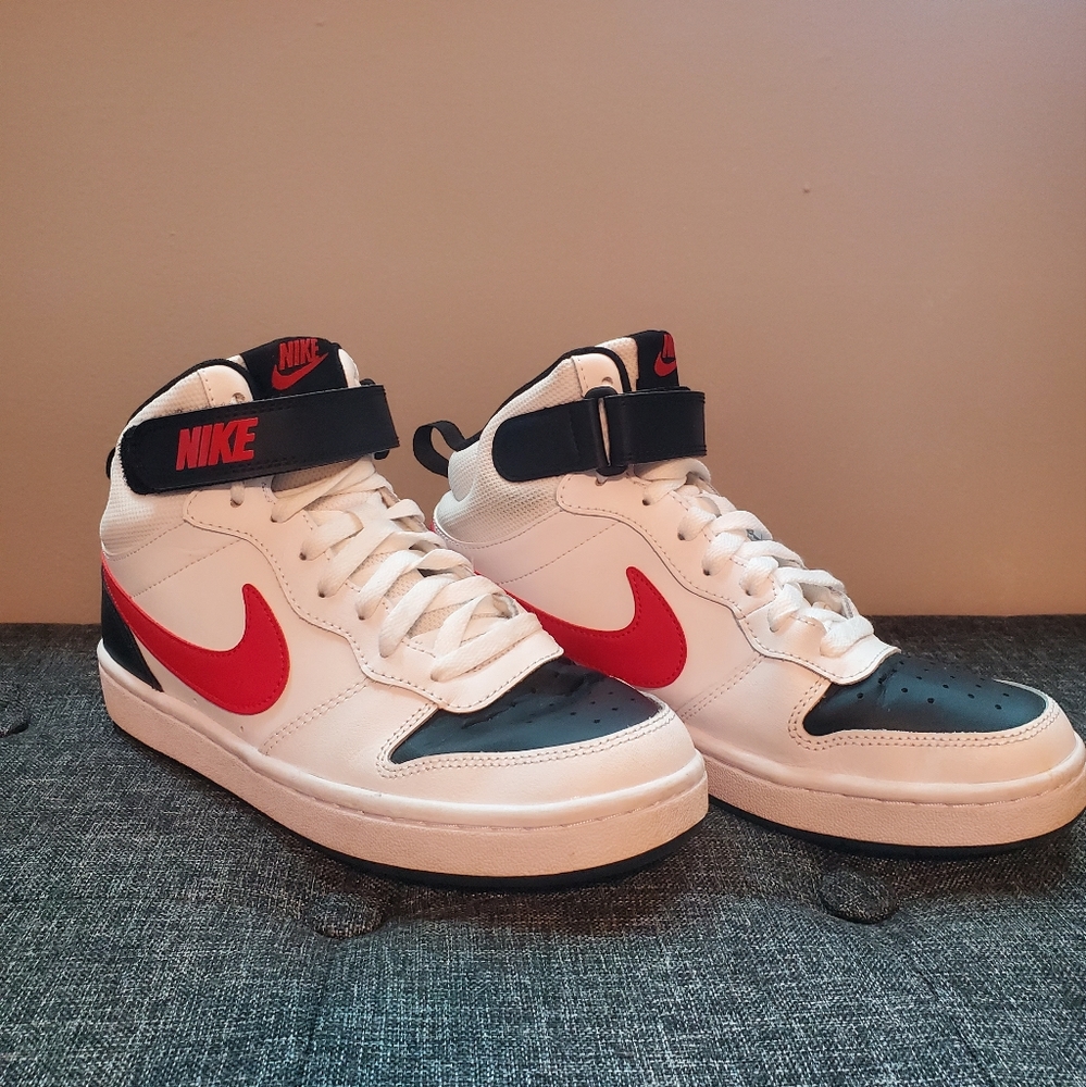 Kids size 6 Nike basketball shoes